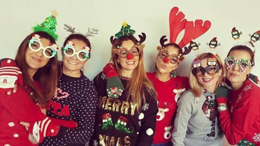 Paula Echevarría y sus amigas con jerséis navideños