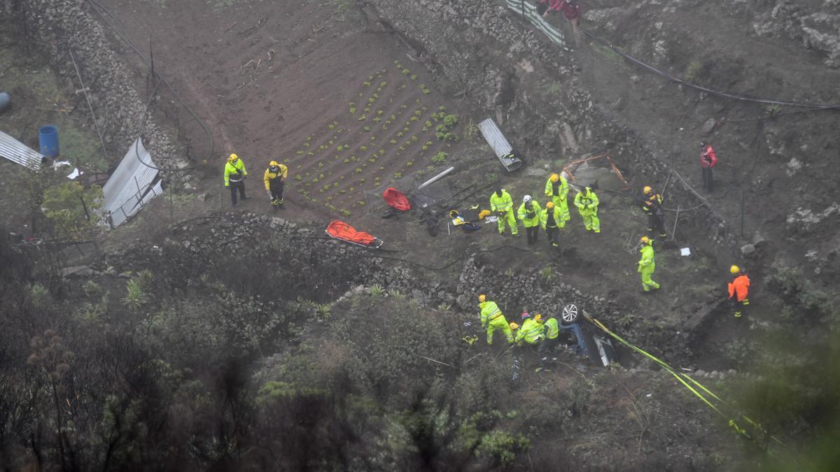 Rescate de los cuerpos de los fallecidos en el accidente de tráfico de Gran Canaria