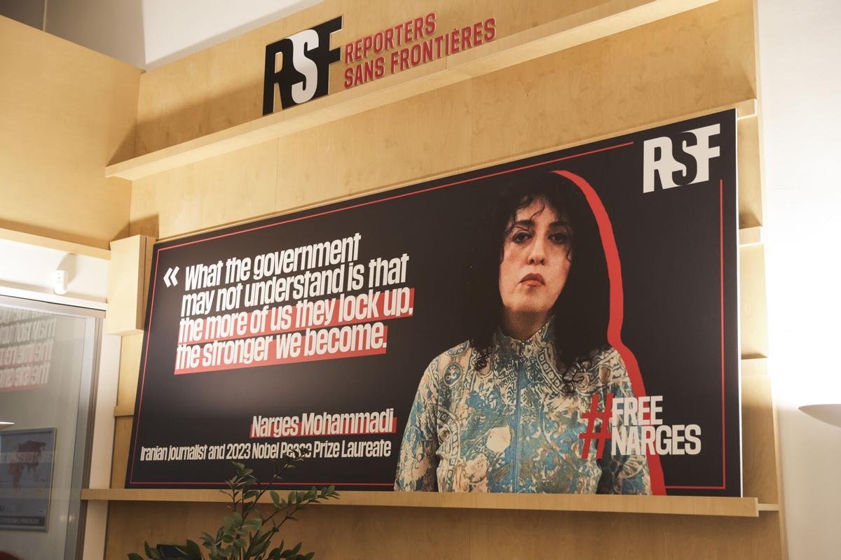 Un cartel muestra el retrato de la periodista iraní y premio nobel de la paz Narges Mohammadi en la sede de Reporteros sin Fronteras en París, Francia, en una imagen de archivo. EFE/EPA/TERESA SUAREZ. NO SALES EPA ZONE
