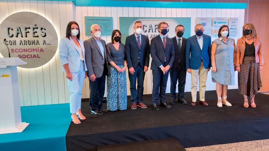 Por la izquierda Esther Blanco, José Montes, María Jesús Lorenzana, Celso Gándara, Feijóo, Eduardo Baamonde, José Antonio Vázquez Freire, Ana Olveira e Isabel Fraga, en el primero de los Cafés con Aroma a Economía Social en el hotel Los Abetos. Foto: ForoESgal