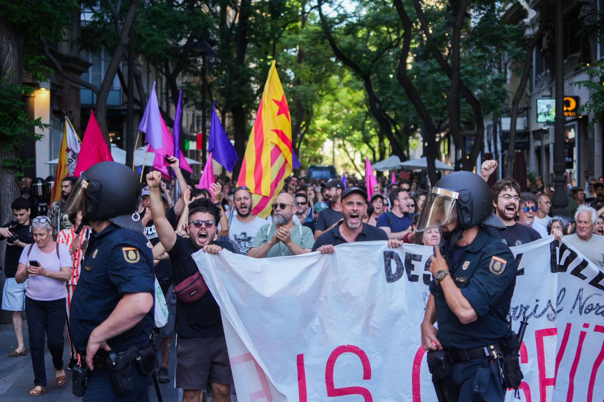 Decenas de personas durante una manifestación para pedir la dimisión de Mazón, a 29 de mayo de 2025, en Valencia, Comunidad Valenciana (España). Esta manifestación que ha salido desde la plaza del ayuntamiento, ha sido convocada por la plataforma ciudadana "Mazón Dimissió". El motivo principal es exigir la dimisión del president de la Generalitat, Carlos Mazón, por su gestión de la DANA del 29 de octubre de 2024, que dejó más de 200 víctimas mortales y miles de afectados. La protesta también reclama justicia, reparación y dignidad para las víctimas, y denuncia la falta de responsabilidad política y la mala gestión del Consell tras la catástrofe. Además, la movilización trata de servir también como homenaje a las personas fallecidas y busca visibilizar la situación de riesgo sufrida por la población trabajadora. La convocatoria cuenta con el apoyo de sindicatos, organizaciones sociales y asociaciones de afectados, y se enmarca como el colofón de una jornada intensiva de huelga en la capital valenciana. 29 MAYO 2025;MANIFESTACIÓN;DANA;DIMISIÓN;MAZÓN;GESTIÓN;PROTESTA;HUELGA;HUELGA GENERAL; Jorge Gil / Europa Press 29/05/2025. Jorge Gil;