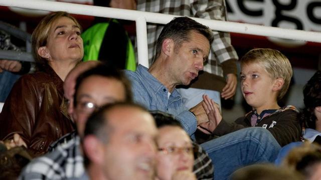 La infanta Cristina, Iñaki Urdargarin y su hijo Miguel, en el derbi catalán de balonmano entre el Barça Intersport y el Fraikin Granollers.