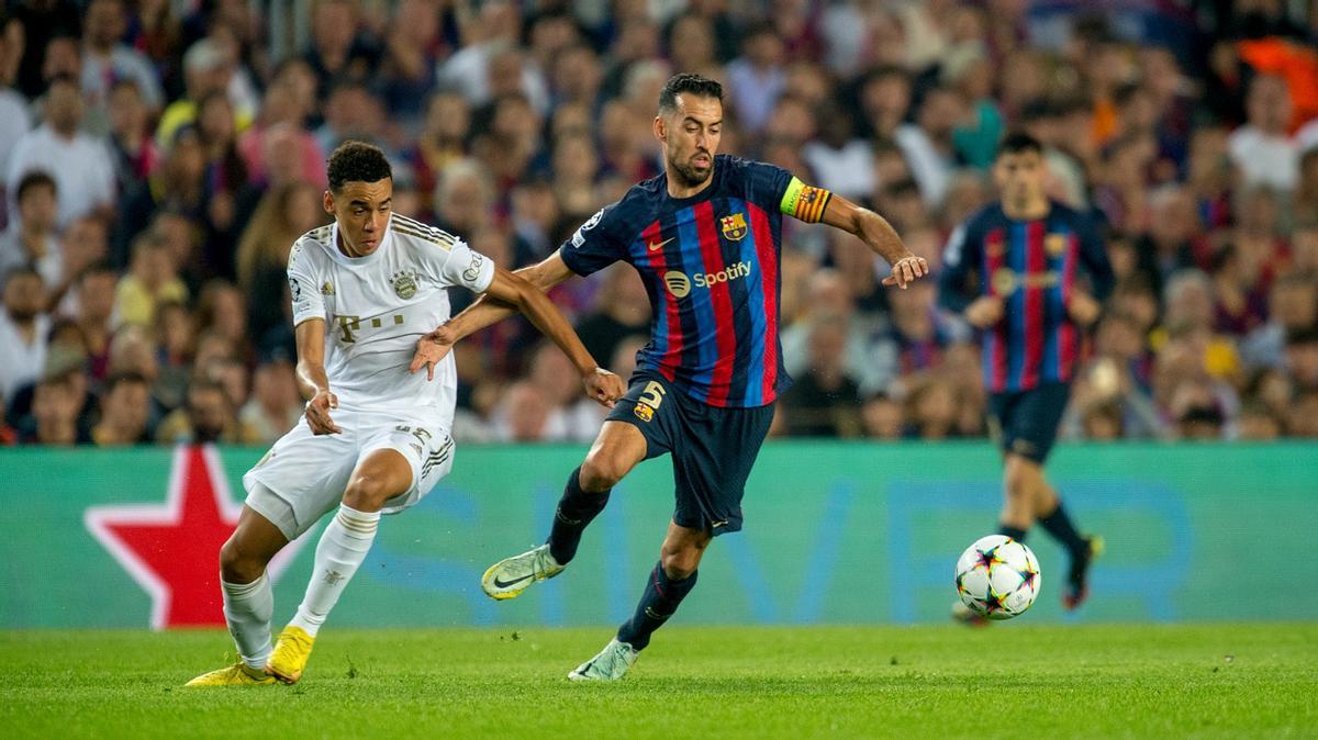 Busquets pelea con Musiala durante el Barça-Bayern en el Camp Nou.