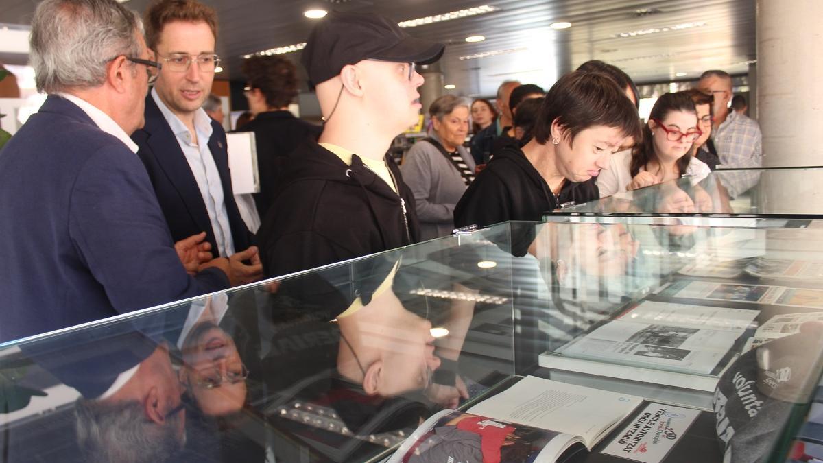 Armangué i Masquef visitant l'exposició dels Special 2000 amb alguns dels seus protagonistes