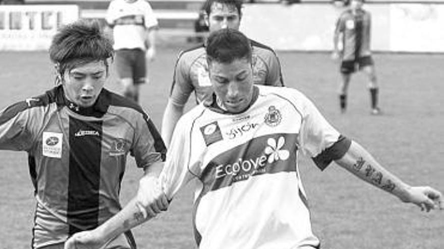 Saka, que vuelve a la convocatoria, lucha por el balón con un jugador del Gijón Industrial en un partido del Universidad de esta temporada.