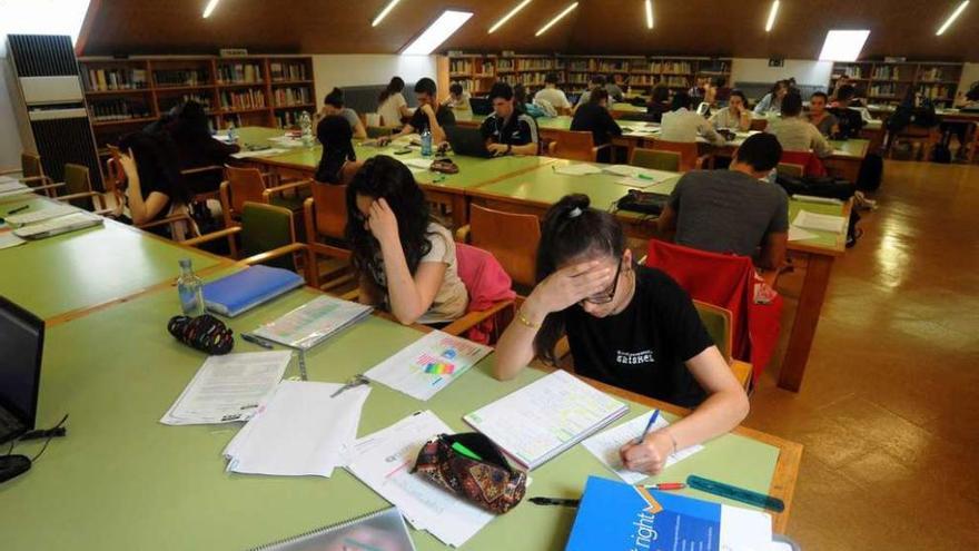 Alumnos gallegos realizan un examen de selectividad, el pasado mes de junio.