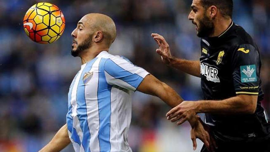 El Málaga controla el balón ante el Granada.