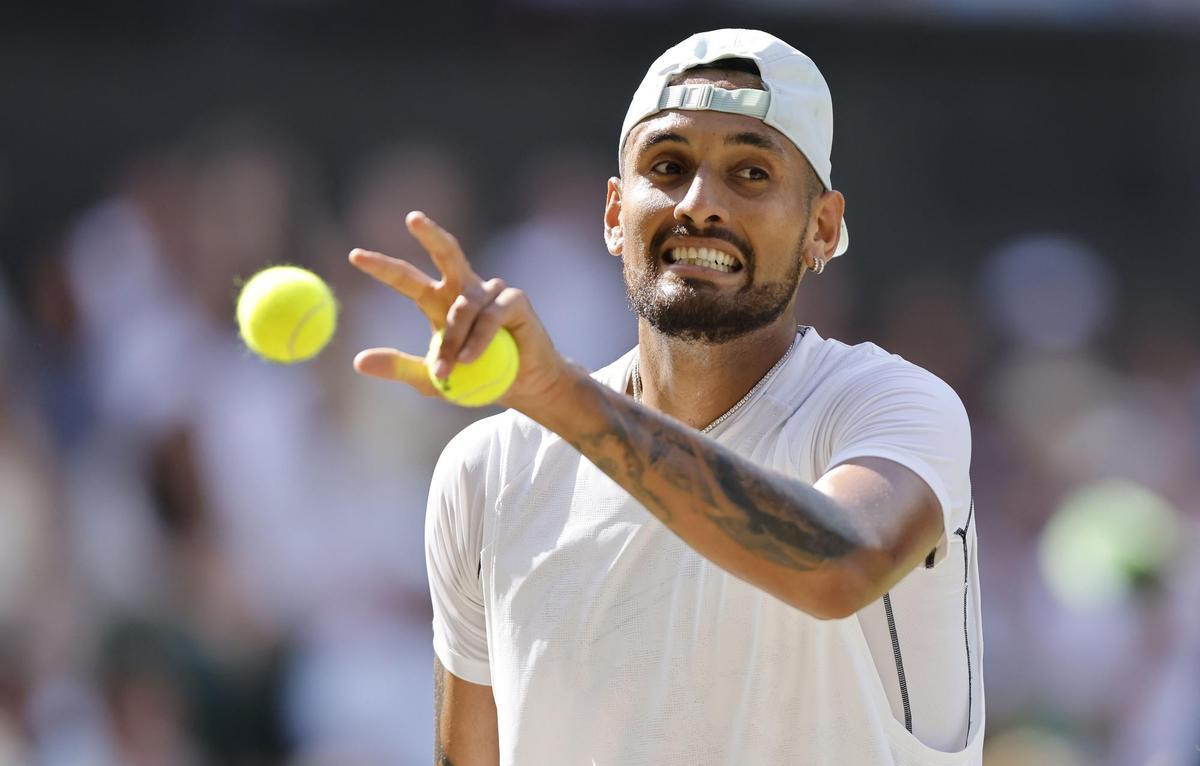 Wimbledon (United Kingdom), 10/07/2022.- Nick Kyrgios of Australia prepares to serve in the men’s final match against Novak Djokovic of Serbia at the Wimbledon Championships, in Wimbledon, Britain, 10 July 2022. (Tenis, Reino Unido) EFE/EPA/TOLGA AKMEN EDITORIAL USE ONLY