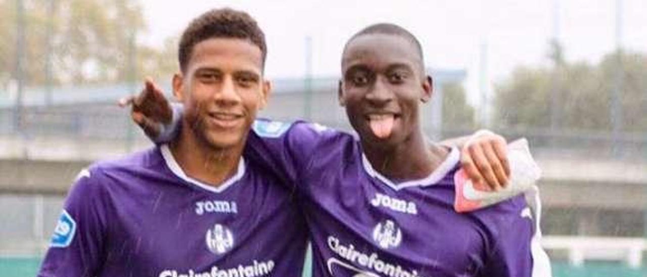 Todibo y Moussa bromean durante su etapa en el Toulousse.