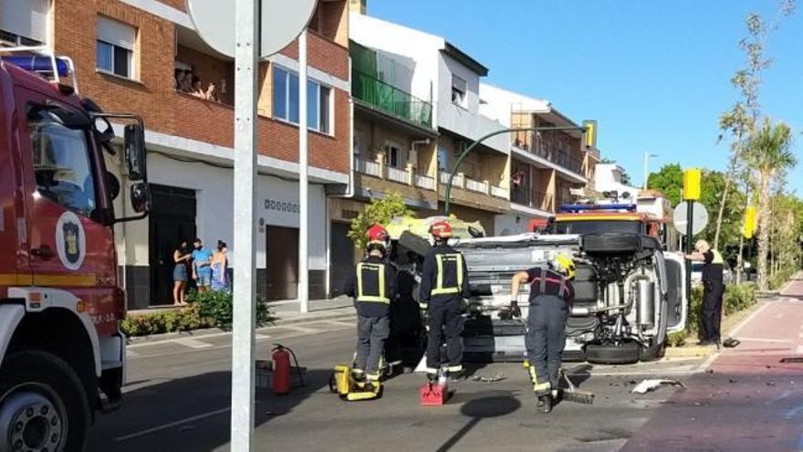 Dos heridos en una aparatosa colisión en la avenida de Plutarco