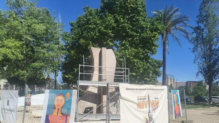 Construcción del monolito homenaje a las víctimas de la dana en Paiporta