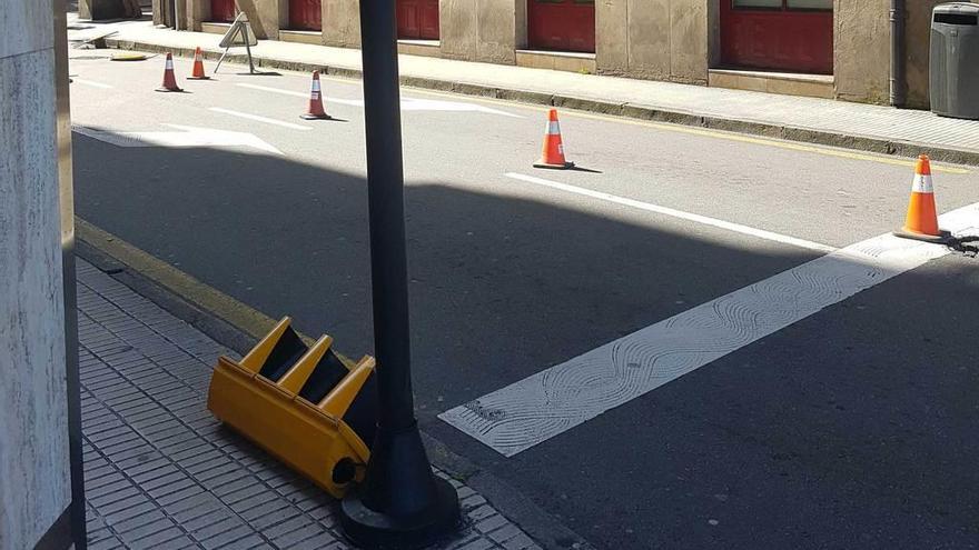 Un autobús urbano derriba un semáforo en Felipe Menéndez