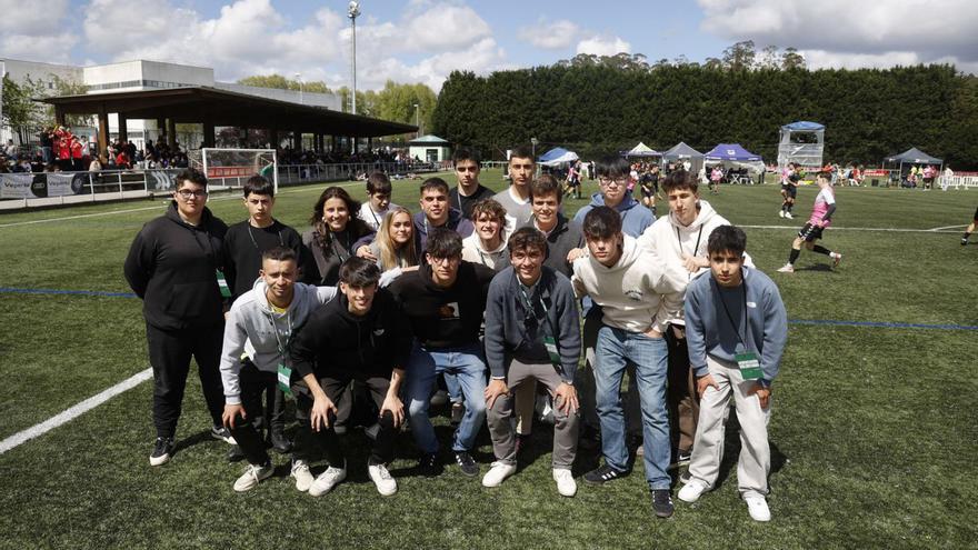 El grupo de jóvenes voluntarios junto al organizador, Javier Domínguez (centro).