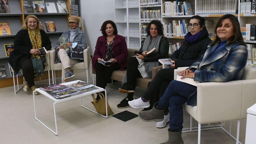 Participantes en el club de lectura de la biblioteca central de Cambre, este viernes. | // ARCAY/ROLLER AGENCIA
