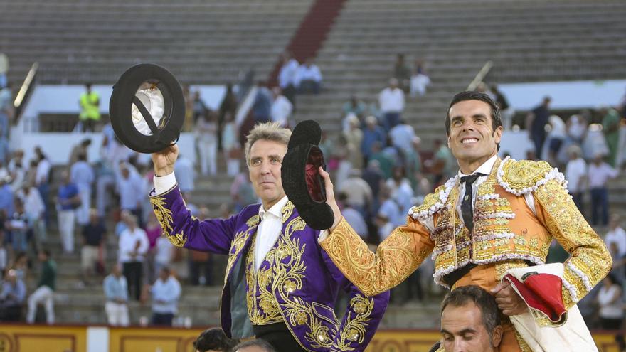 Hermoso de Mendoza y Emilio de Justo, a hombros en Badajoz