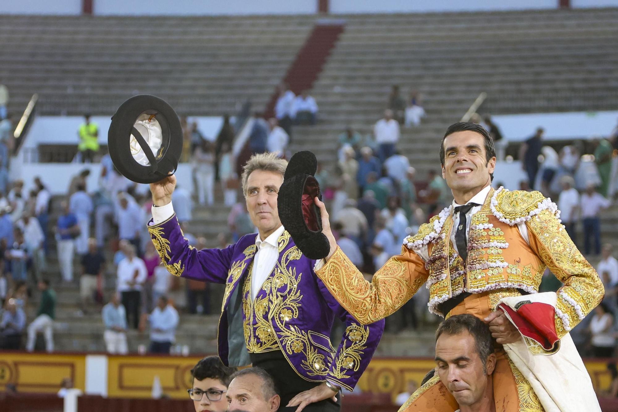 Hermoso de Mendoza y Emilio de Justo, a hombros, ayer en Badajoz.