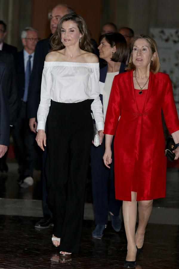 El look de Letitia Ortiz en blanco y negro con top de Hugo Boss