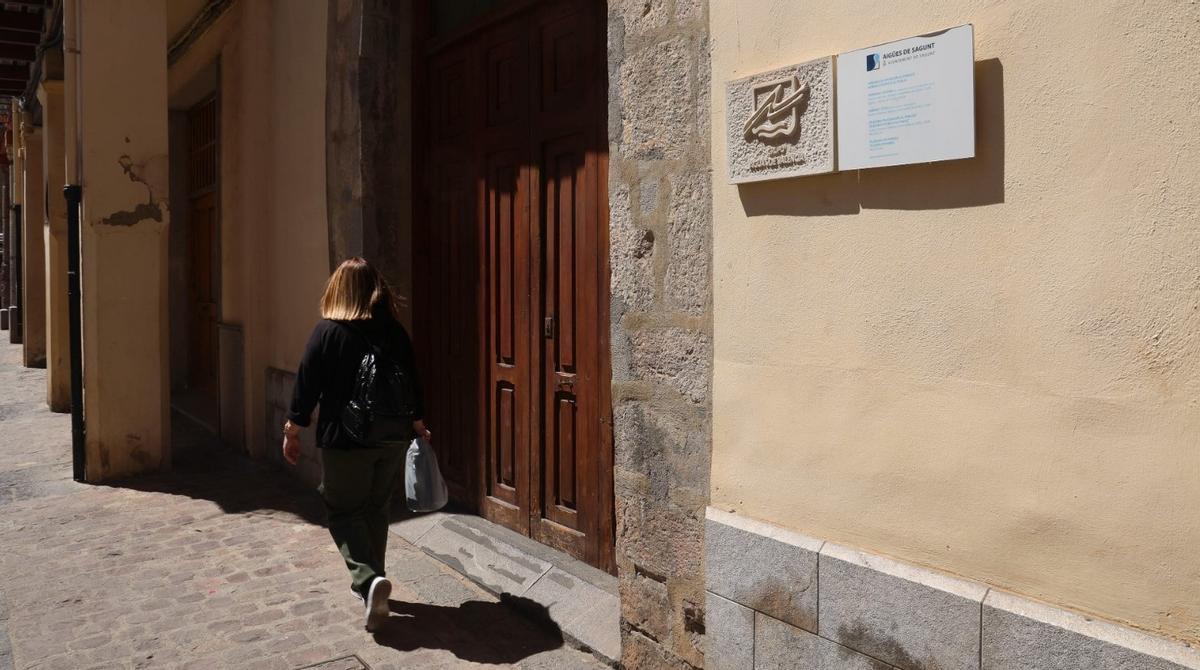 Oficina de Aigües de Sagunt en el núcleo histórico.