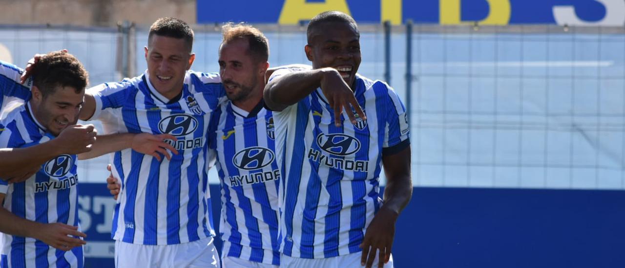 Los jugadores del Baleares celebran uno de los tantos conseguidos por Vinicius Tanque.