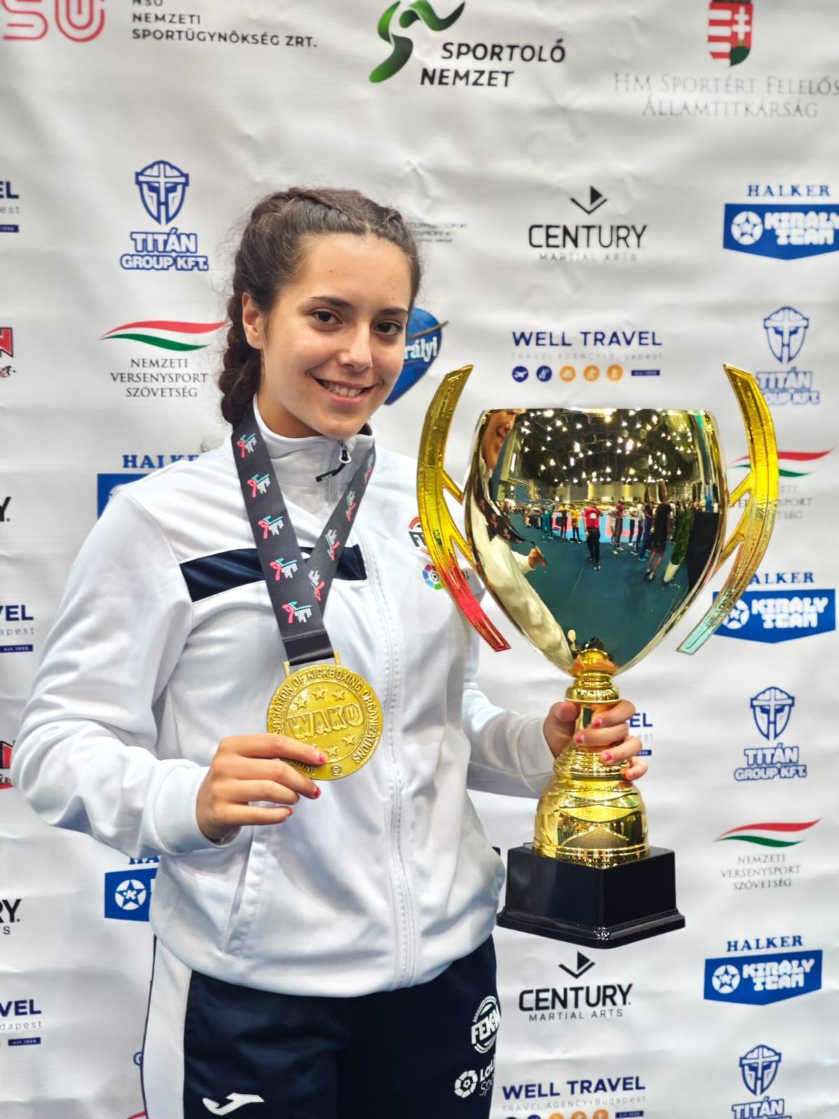 Analía Domínguez posa con la medalla de oro y el trofeo de campeona del mundo.