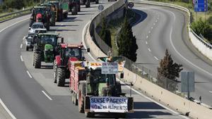 Más de un centenar de tractores bloquean la AP-7 en La Jonquera