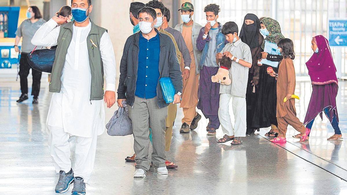 Refugiados afganos en el aeropuerto de Kabul preparados para ser evacuados a Europa.