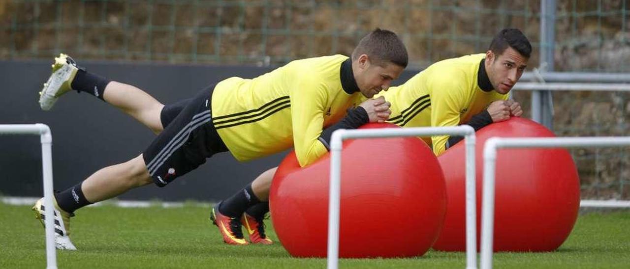 Andreu Fontás y Hugo Mallo se ejercitan durante un entrenamiento del Celta en A Madroa. // Ricardo Grobas