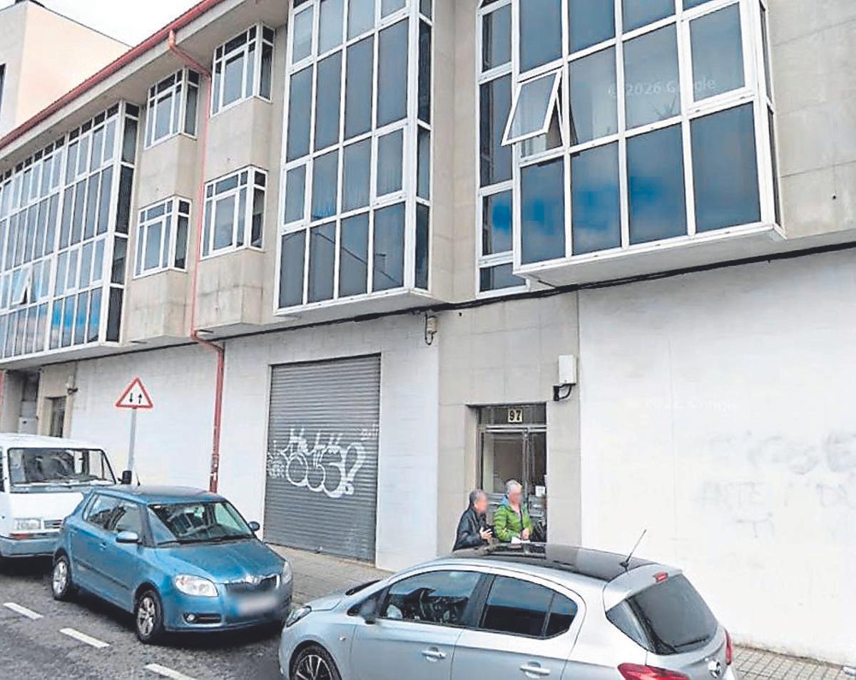 Edificio de la rúa Estrada, en Santiago, donde se localiza el dúplex que acaba de salir a subasta pública