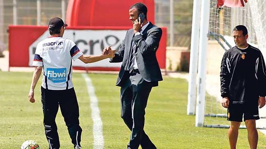 Molango y Vázquez se saludan en el entrenamiento del 
jueves.