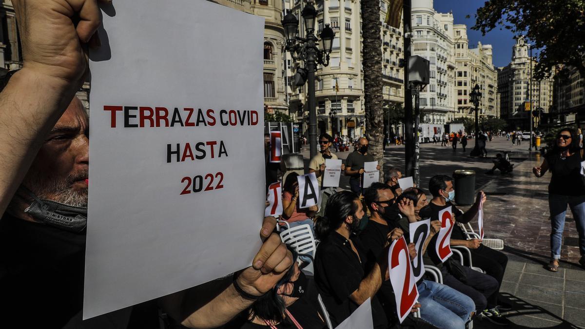 Representantes de asociaciones hosteleras durante una concentración para reclamar la ampliación de las terrazas Covid hasta 2022 el pasado octubre.