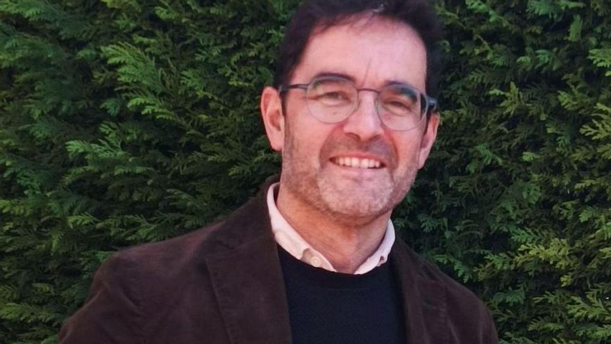 Fernando Collantes, con su libro. | LNE