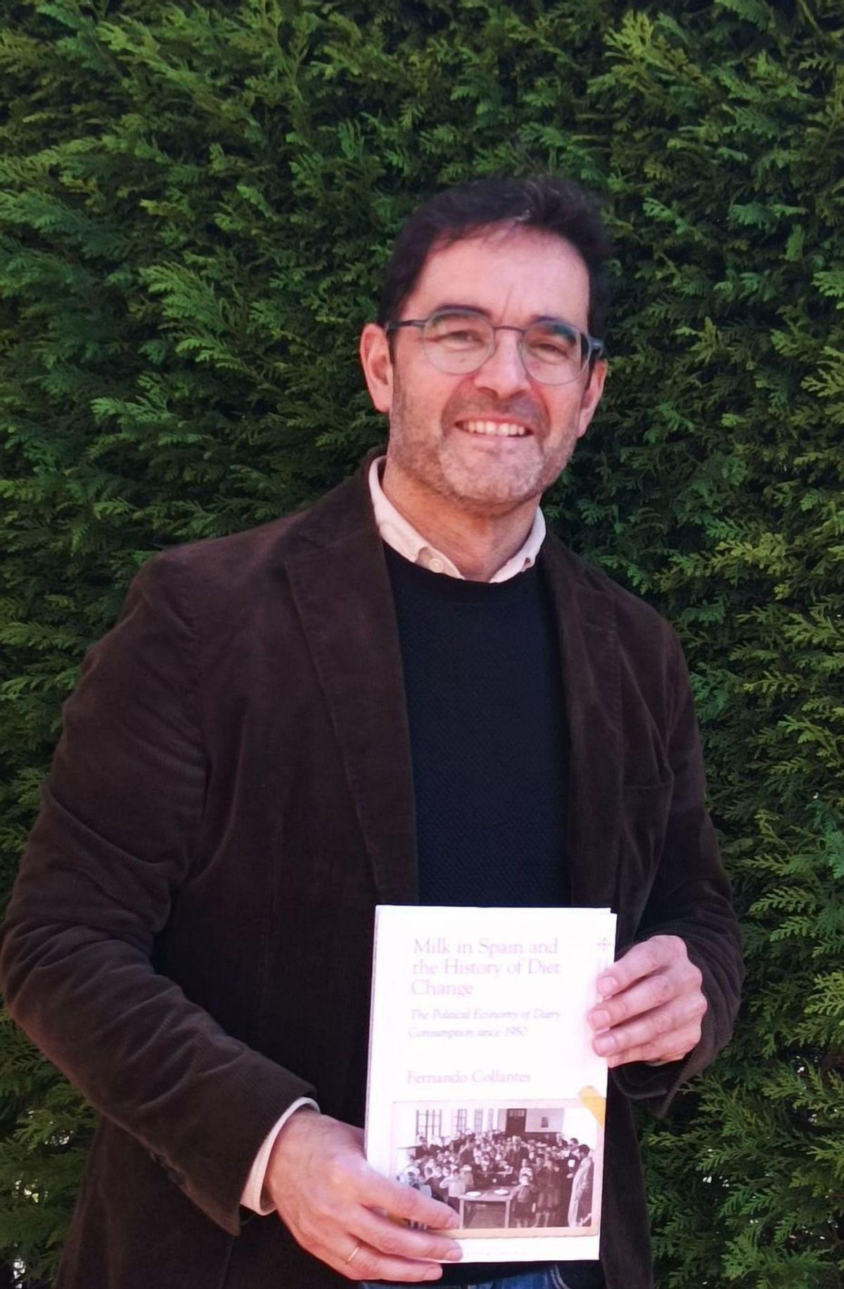 Fernando Collantes, con su libro.   | LNE