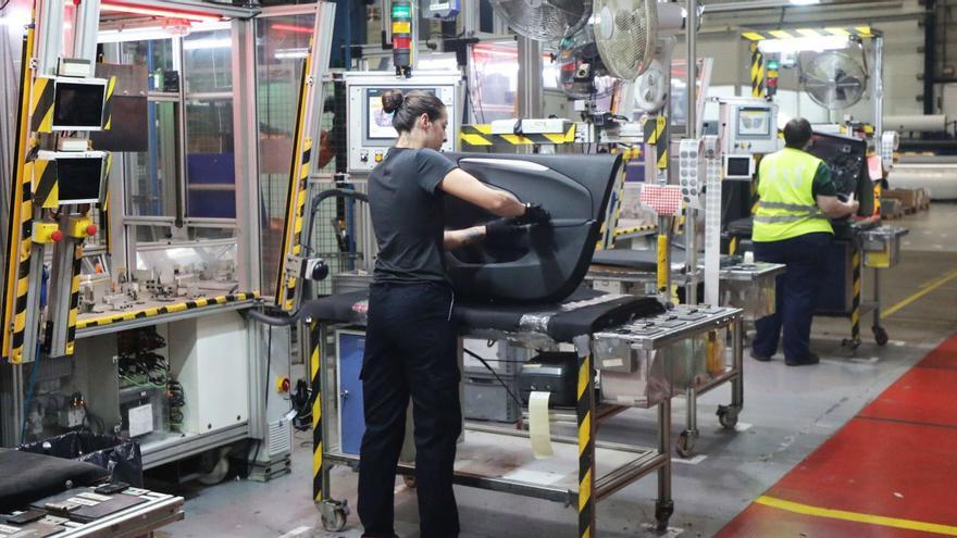 Dos trabajadores en la fábrica CFA de Zaragoza en una imagen de archivo.  | ÁNGEL DE CASTRO