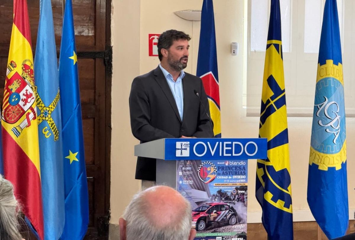 El alcalde de Valdés, Óscar Pérez, en la presentación del Rallye Princesa 2025.