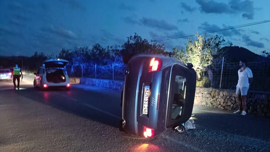 Un conductor ebrio vuelca el coche tras chocar contra un muro en Capdepera
