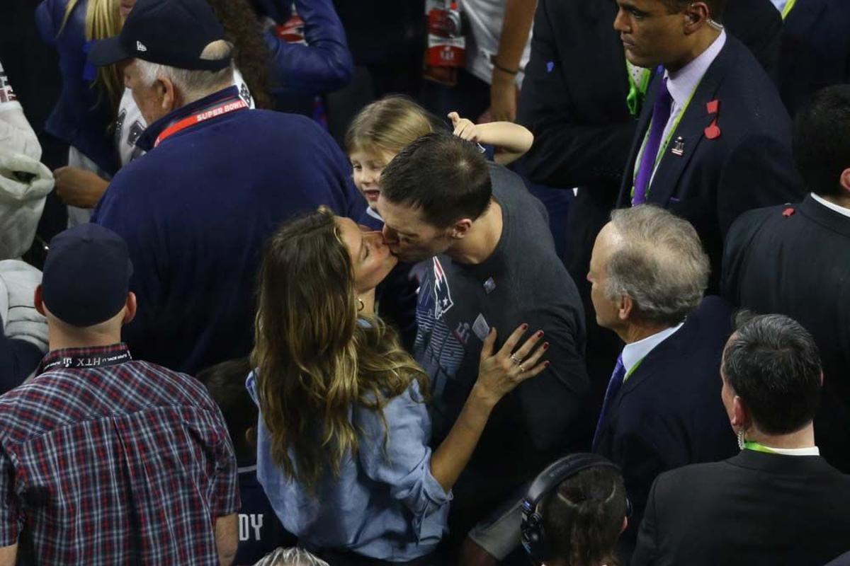 Tom Brady y Gisele Bündchen se dan un beso tras la Super Bowl