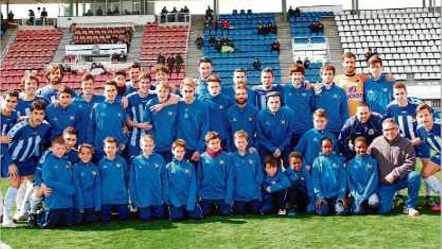 Els equips Juvenil A i Benjamí B van fer-se la fotografia amb el primer equip abans del partit.