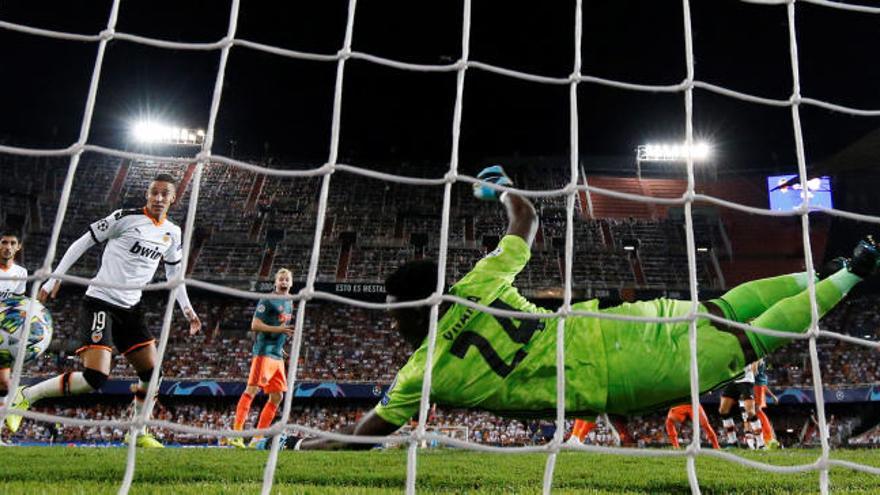 El Ajax, en el partido en Mestalla.