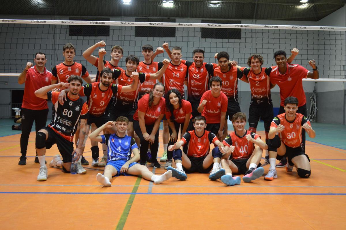 Los chicos del Xàtiva Voleibol celebran la victoria frente al Marbella.