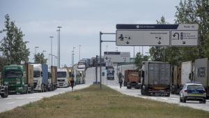 El Prat de Llobregat 26.04.2023. Barcelona. Cola de camiones para acceder al Port de Barcelona . Fotografía de Jordi Cotrina