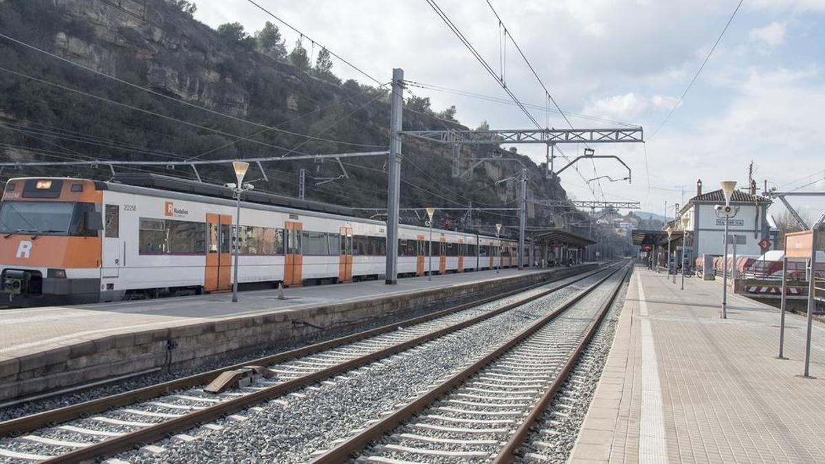 Un tren de l'R4 a l'estació de Renfe de Manresa