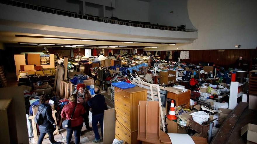 Vista del salón de la Sindical al inicio del desalojo de enseres.