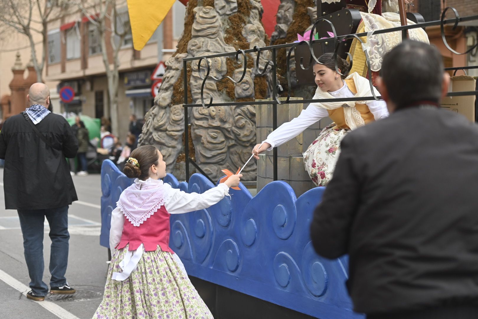 Galería de imágenes: El Pregó Infantil llena de color y diversión las calles de la ciudad