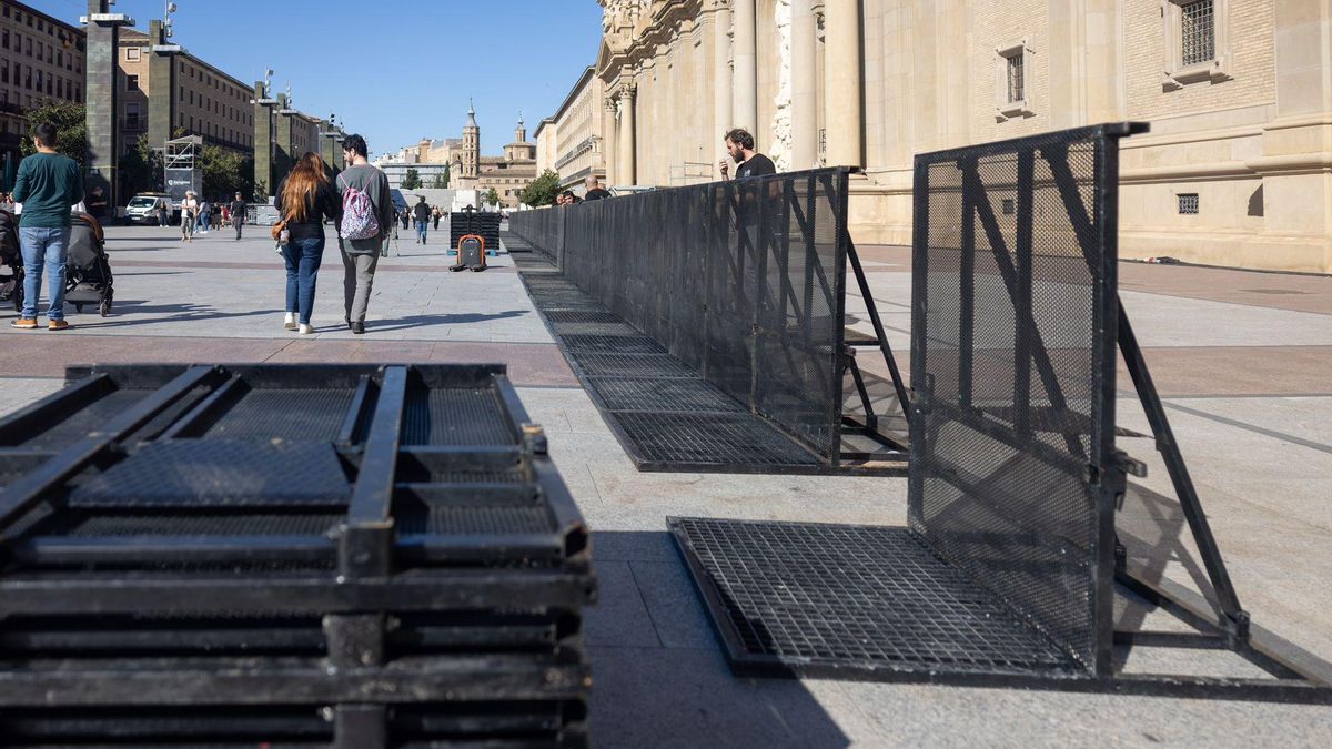 El montaje para el 'Monumental Tour' ha comenzado este lunes en la plaza del Pilar.