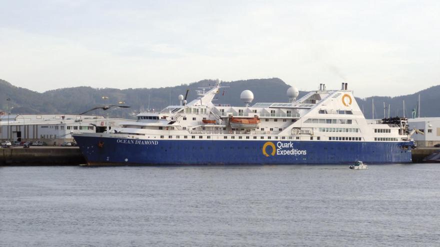 El buque &quot;Ocean Diamond&quot;, atracado ayer en el muelle de reparaciones de Bouzas. // FdV