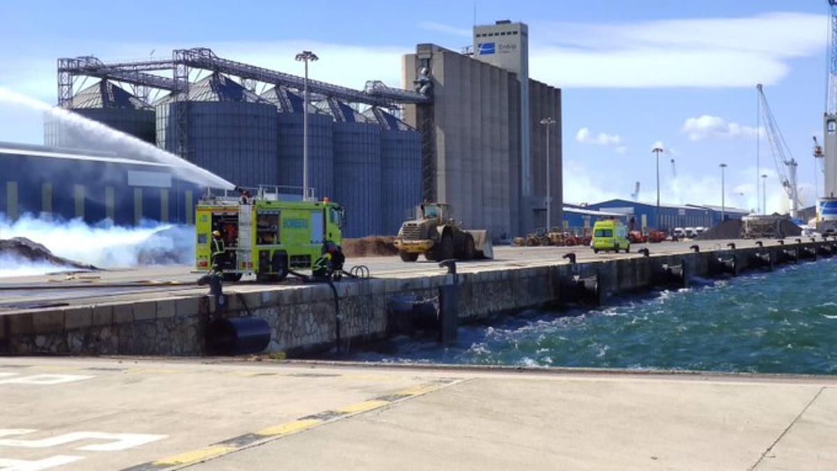 Espectacular columna de humo por un incendio en el puerto de Tarragona