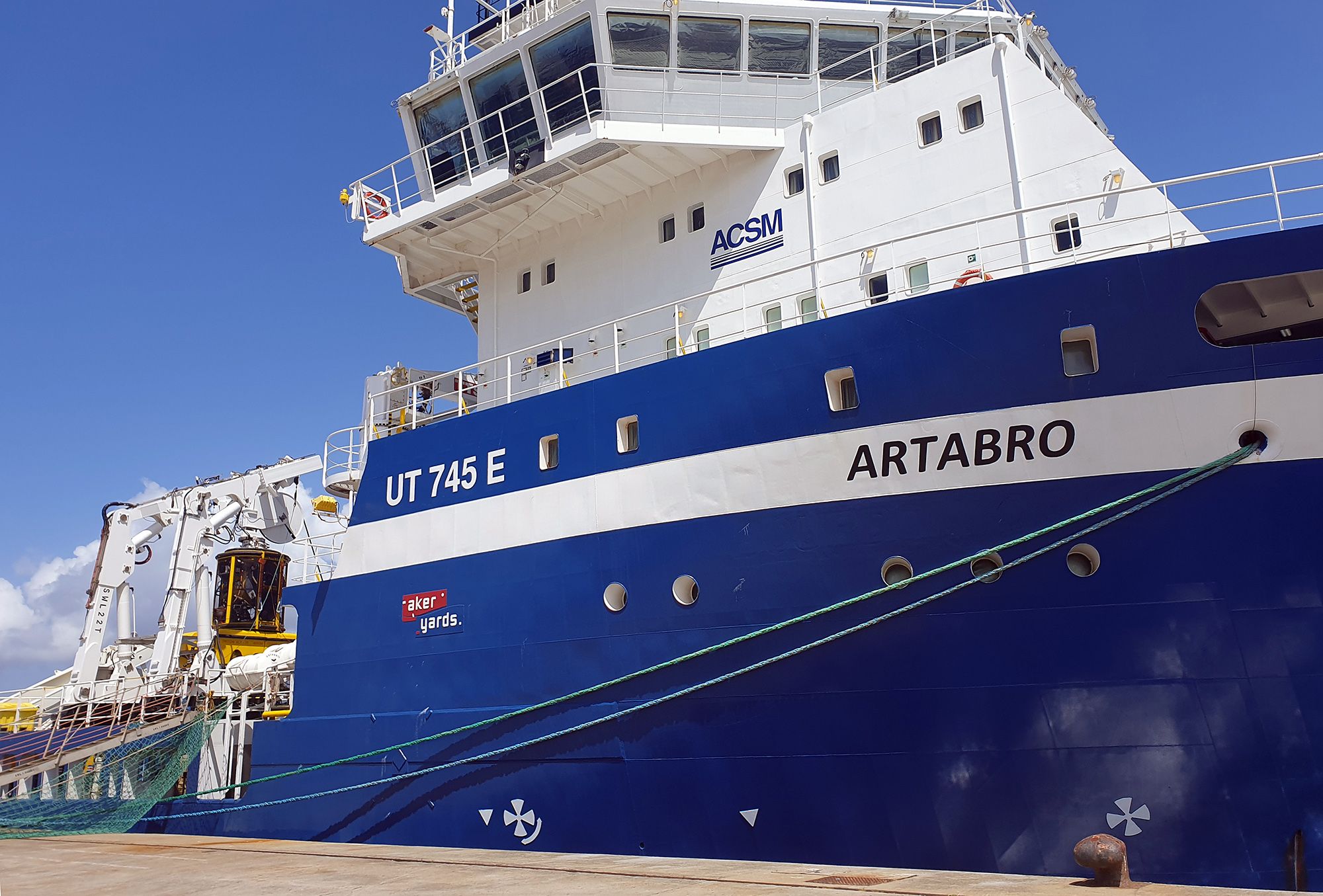 Tripulación en la cubierta del “Ártabro” con los robots “Triton”, con los que buscarán los restos del barco