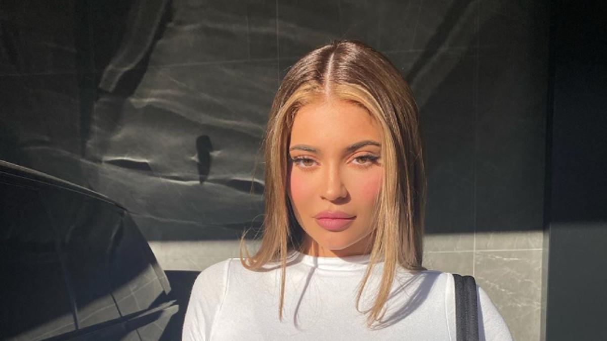 Pelo castaño con reflejos rubios y dos mechas marcadas que caen por el rostro, el nuevo color de pelo de Kylie Jenner nos tiene fascinadas