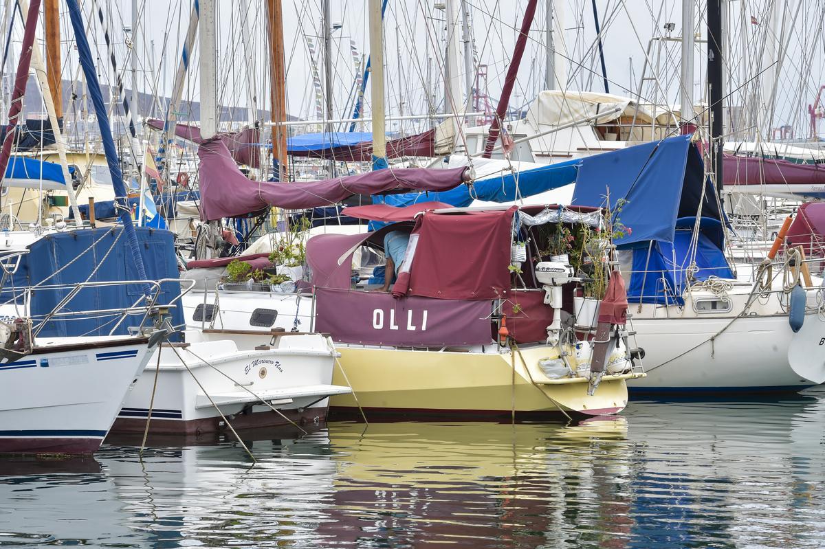 Colette Roperts y Richard Clements en su barco OLLI, en el Muelle Deportivo de Las Palmas de Gran Canaria.