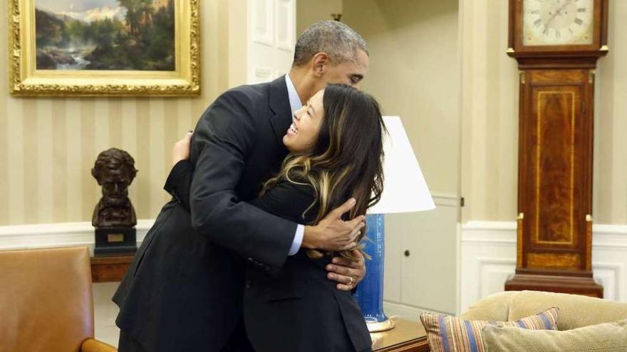Obama abraza, ayer, a Nina Pham, la enfermera estadounidense que logró superar el ébola. reuters